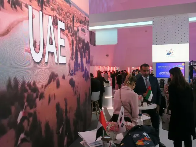 UAEブースで韓国企業とUAE進出について協議している