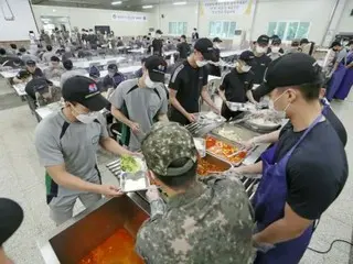 한국군 병사에게 뷔페 형식의 식사를 제공에