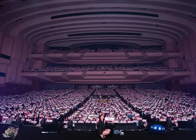 韓国ガールズグループ「少女時代」ユナが日本でファンミーティングを開催し、来場した5,000人のファンに熱い思いを伝えた。６