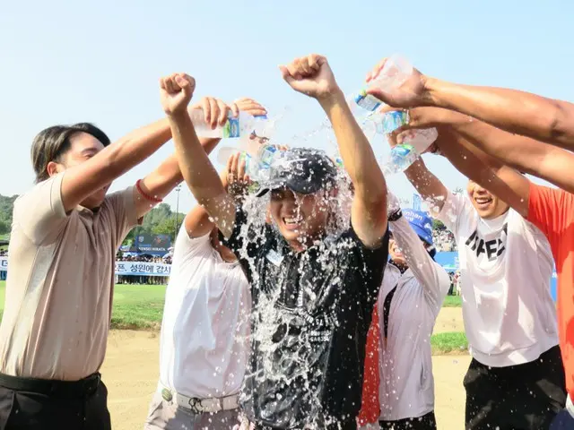 仲間たちからウォーターシャワーで祝福される平田憲聖（写真：wowKorea）