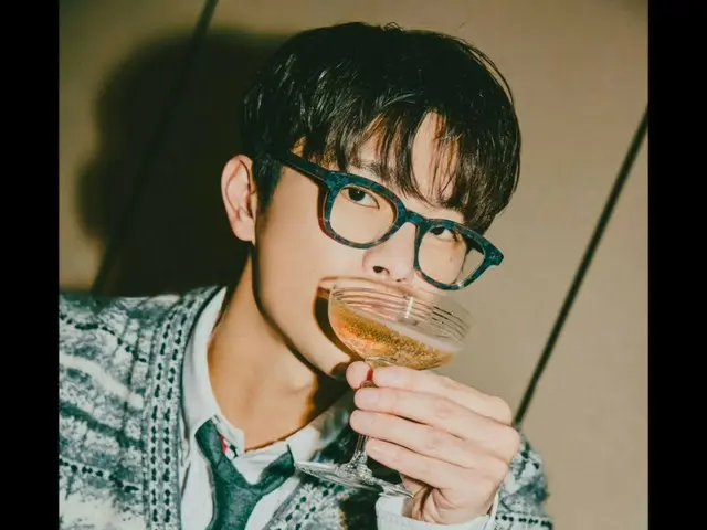 Seo In Guk, 세련된 매력 어필…광고 촬영 현장 비하인드 컷 공개