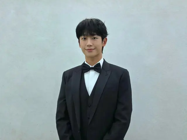 Jung HaeIn, 블랙슈트에서 댄디한 매력 어필… “모든 수상자를 축하합니다”