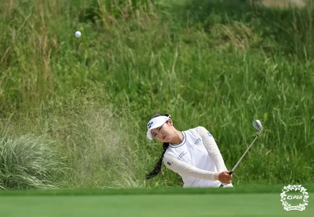 パク・ヘジュンの最終ラウンド3番ホールでのバンカーショット（写真：KLPGA）