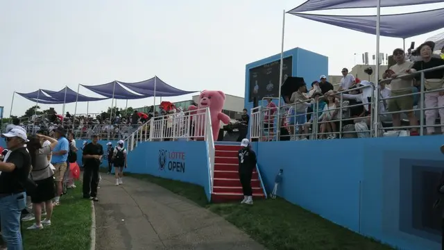 18番ホールでDJの音楽と共にゴルフ観戦を楽しむギャラリー（写真：wowKorea）