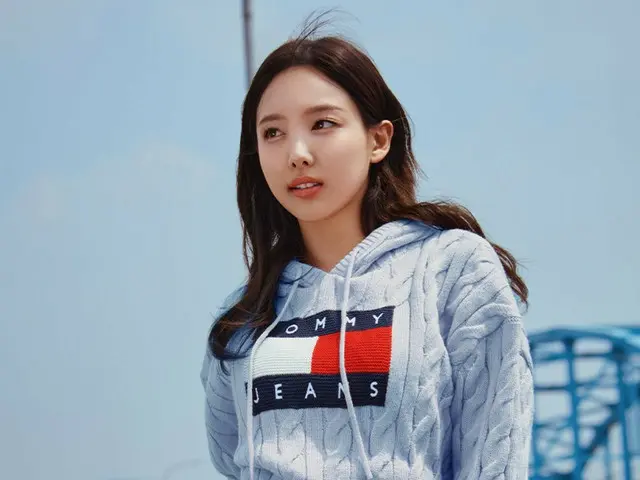 '트와이스' 나영, TOMMY JEANS와 함께한 2023 가을 그라비아 공개