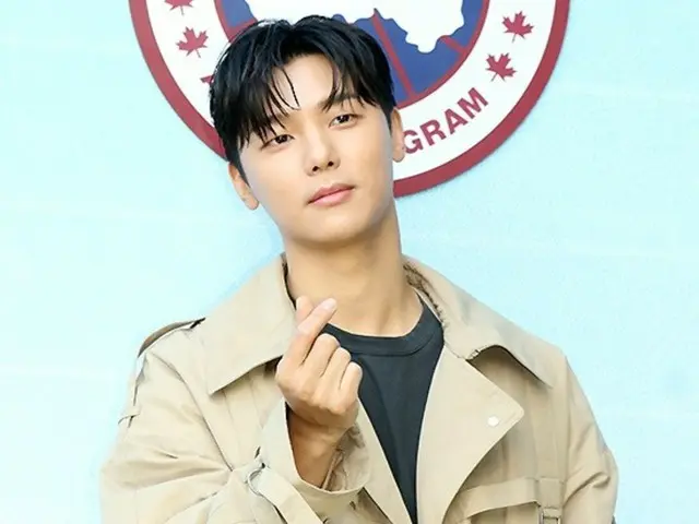 【포토】「CNBLUE」KANG MINHEEOK, 「Canada Goose」의 콜라보레이션 이벤트 컬렉션의 포토 이벤트에 참가… 시크한 손가락 하트