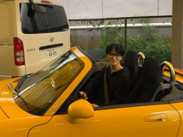 Jaejung 옆에 앉아 싶은 귀여운 옐로우 스포츠카 공개… "very lovely car"(동영상 있음)