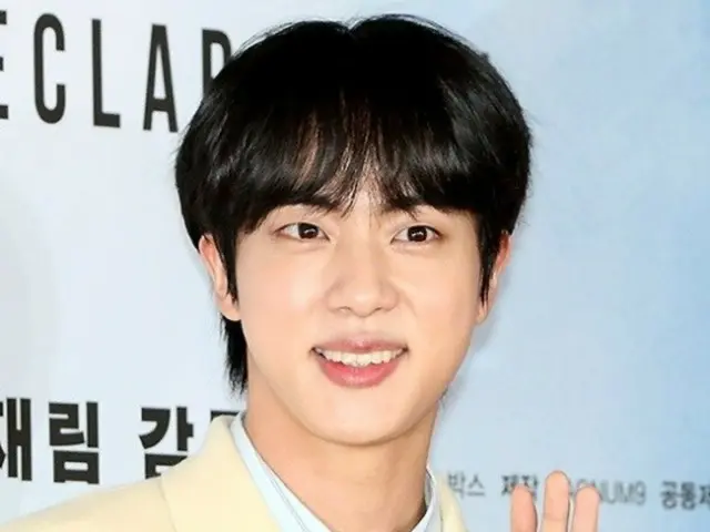 'BTS' JIN, '가디건이 잘 어울리는 따뜻한 매력의 스타' 투표 1위!