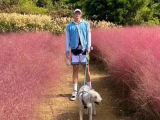 '2PM' Jun. K, 애견 덴버와 가을의 아름다운 산책로에서 힐링을 전달
