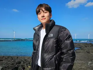 배우 Ji Chang Wook, 제주도 삼달리도 이미 추워? … 아름다운 제주도 바다를 배경으로 다운 재킷 패션