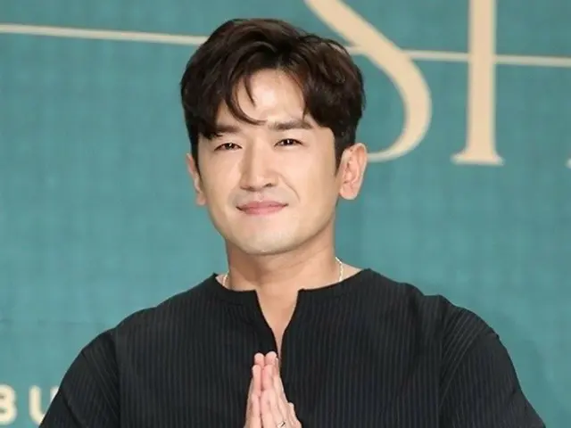 ‘SHINHWA’ Lee min woo, 화가로 변신해 기부 기획전에 참가… 의외의 근황에 깜짝