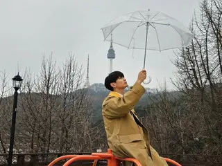 '샤이니' 민호, 투명 우산을 드러내 감성적인 분위기