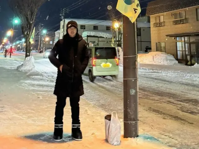 장군석, 눈 속에서 쇼핑? ... 비닐 봉투가있는 아시아 프린스