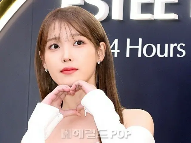 【포토】IU, 코스메틱 브랜드의 팝업 스토어 오픈 기념 이벤트에 참가… 화이트 미니 드레스로 상쾌한 비주얼