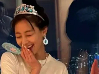 '트와이스' 지효, 생일 친구와 함께 행복한 미소