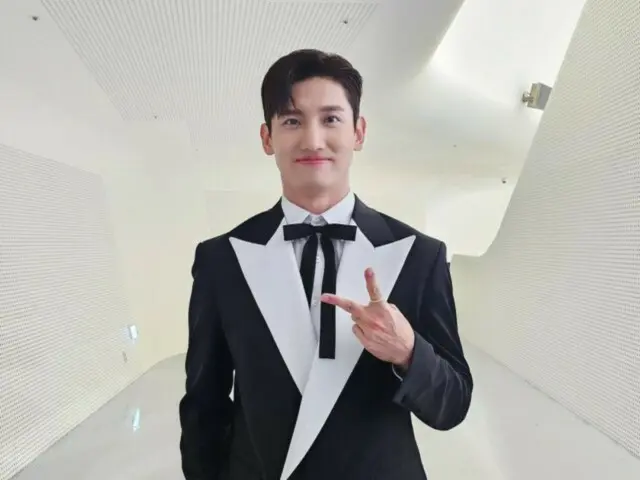 'TVXQ' 창민, 댄디한 턱시도 모습과 부드러운 미소로 포즈