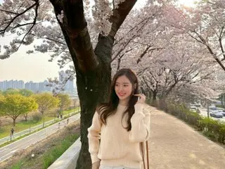 배우 Jin Se Yeon, 꽃놀이를 즐기는 청순 여신…“꽃보다 아름답다~”