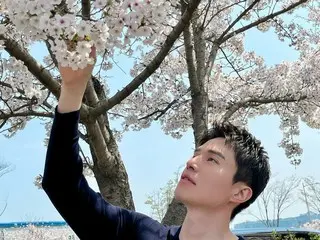 배우 이동욱, 만개한 벚꽃 밑에서 미남 비주얼 만개