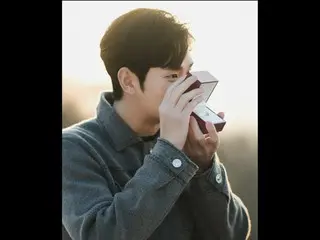 배우 김수현, 드라마 '눈물의 여왕' 촬영 현장 비하인드 공개…반지 들고 귀여운 분위기