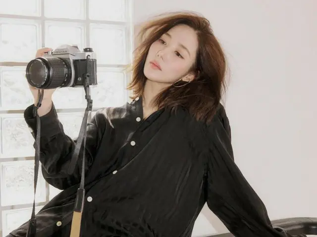 배우 박민영, 카메라를 들고 독보적인 분위기