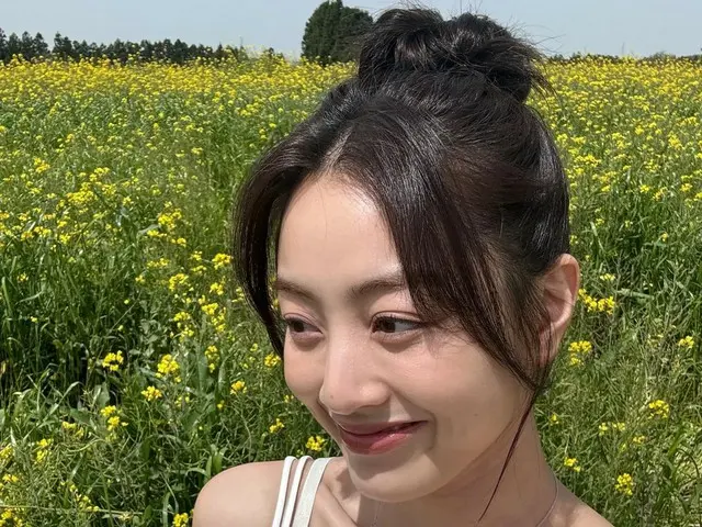 '트와이스' 지효, 유채꽃밭에서 상쾌한 매력 폭발