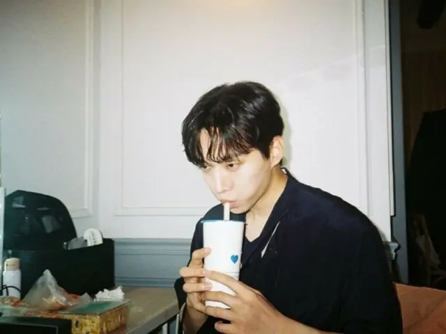 '2PM' 준호, 음료를 마시는 모습도 귀여운… 어둠 속에서 특별한 기운