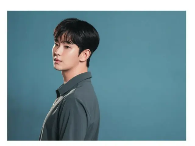 김수현, 차분한 분위기와 한층 성숙한 비주얼