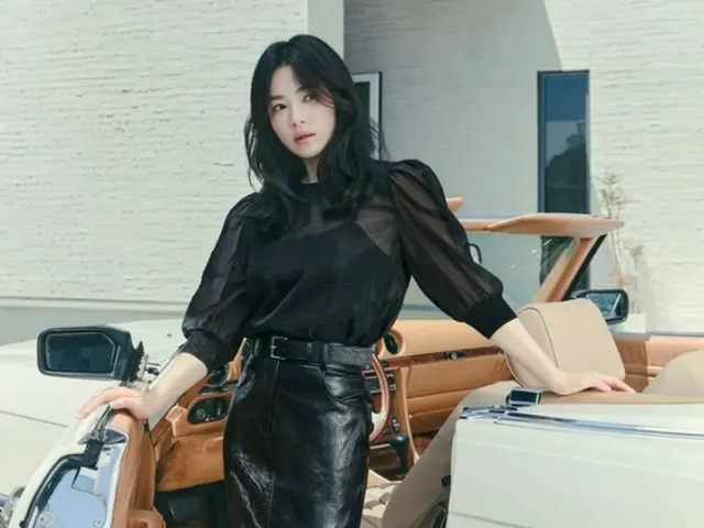 여배우 송혜교, 그라비아 공개… 블랙 시아트프스에서 우아한 미모
