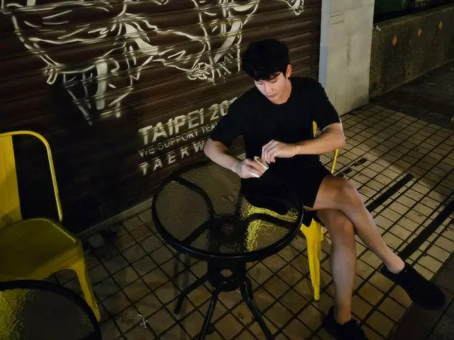 배우 김수현, 타이베이의 밤 도시에서 뭐하는 거야?
