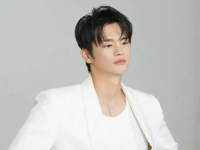 Seo In Guk, 말로 표현할 수 없는 매력… 시크하고 섹시한 비주얼 어필(동영상 있음)