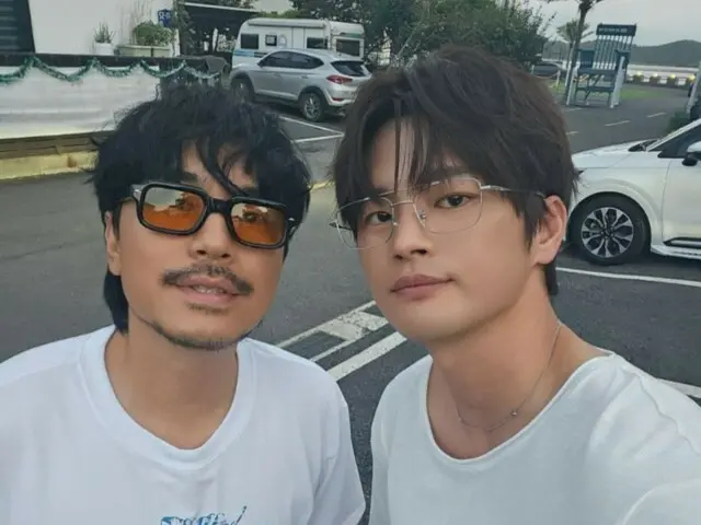 Seo In Guk, Lee Si Eon과 은은한 투샷 공개… "Back to the 응답하라 1997"