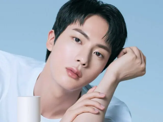 'BTS' JIN, 눈빛만으로 설레게… 티셔츠만 입어도 유행