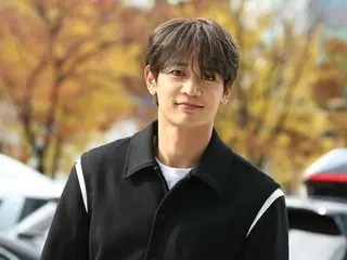 【포토】「SHINee」Minho, 라디오 출연을 위해 방송국에… 출근 도중 마치 그라비아