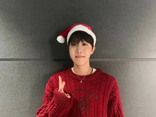 「BTS」J-HOPE, 레드의 니트와 산타의 모자로 크리스마스 인사(동영상 있음)