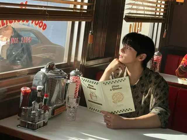 ‘아스트로’ 차은우, CM촬영 비하인드 공개… 햇살 넘치는 카페에서 접하는 ‘얼굴 천재’