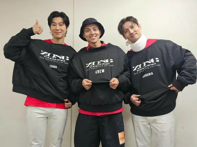'TVXQ' 창민, 도쿄돔 공연을 마치고 사이좋은 만지마 마노스케와의 쓰리샷을 공개…“고마워”
