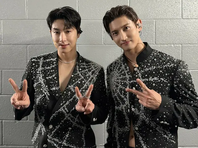'TVXQ', 로스앤젤레스에서 'SMTOWN LIVE 2025'를 마치고 팬들에게 피스로 인사