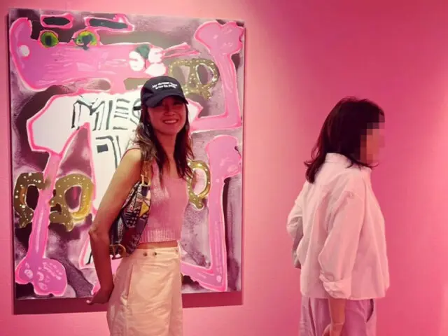 Kong Hyo Jin, 핑크 니트 패션… 전시회도 완성답게