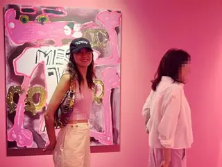 Kong Hyo Jin, 핑크 니트 패션… 전시회도 완성답게