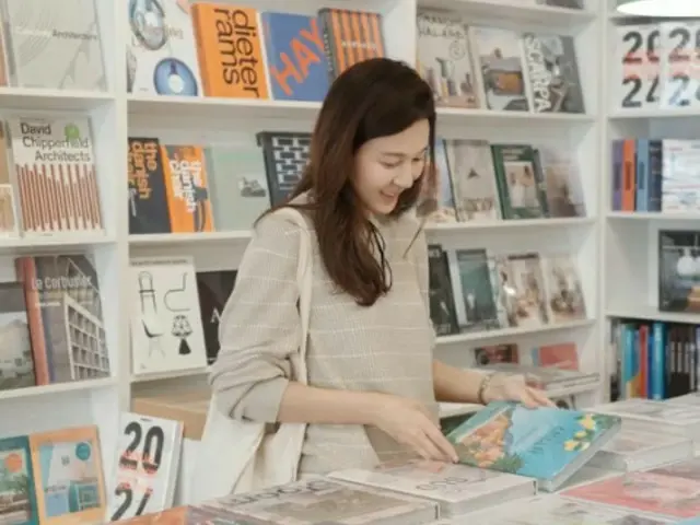 Kim Ha Nul, 서점에서도 빛나는 청순한 미모