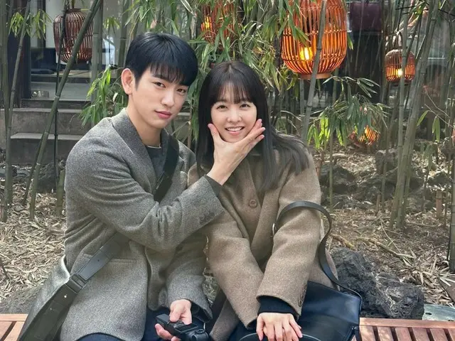 '알 수 없는 서울'에서 공연 중인 jinyoung(GOT7) & 배우 박보영, 촬영 사이에도 로맨스케미 폭발