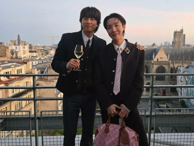 'BTS' J-HOPE, 배우 공유와 파리에서 투샷