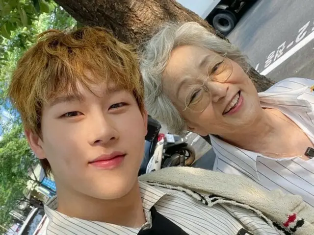 '몬스타엑스' JOOHONEY, '9년의 인연' 여배우 김영옥과 홍대 데이트... "나에게는 선생님이 여자친구"