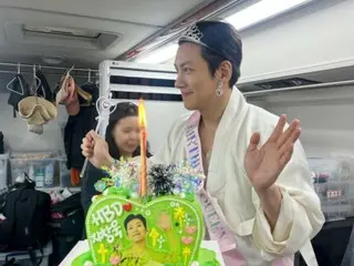 Ji Chang Wook, 공주님에게 완벽하게 변신 ... "스캔들"팀과 생일 파티 (동영상 있음)