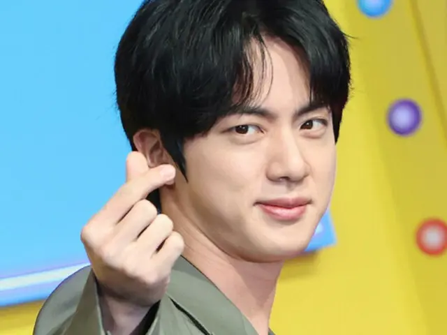 'BTS' JIN, '스테이지 위와 아래 차이가 큰 갭 모에스타'로 1위
