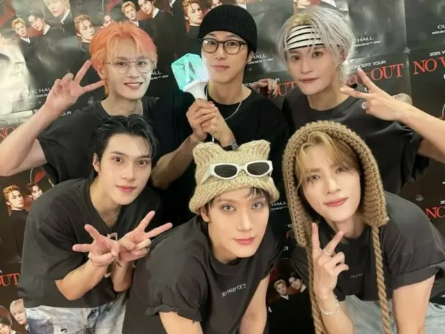 'TVXQ' 윤호(U-KNOW), 'WayV'와 함께 단체샷… 펜라이트를 들고 응원