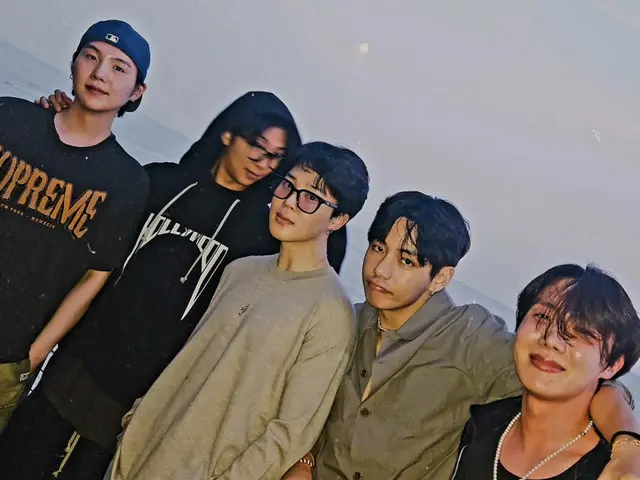 「BTS」JIMIN, 멤버들과 보낸 즐거운 한때를 공개! … V와의 “장난” 샷도
