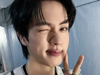 ‘BTS’ JIN, 귀여운 윙크와 피스… ‘웃으며 점프하고 노래한 모든 시간이 행복’