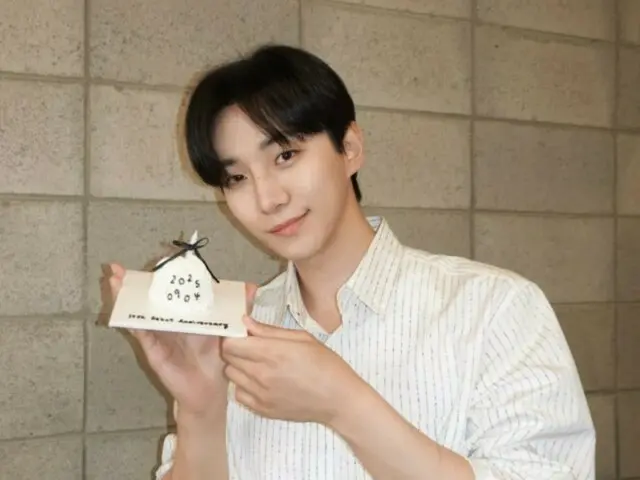 '2PM' 준호, 작은 케이크로 데뷔 17주년 축하