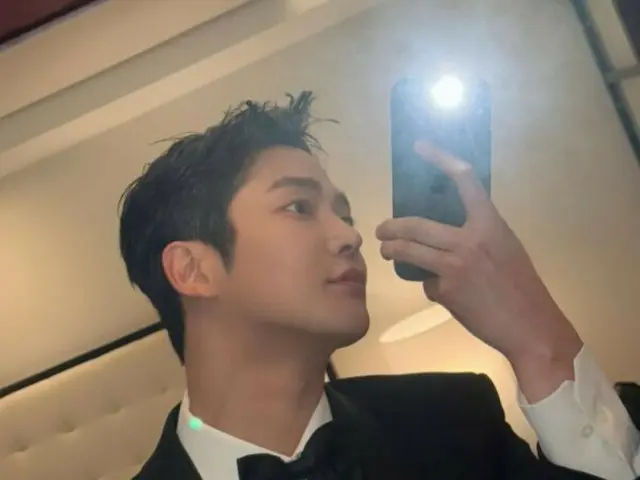 로원, 댄디한 턱시도 모습에 시선 집중… 부산 바다도 잘 어울린다